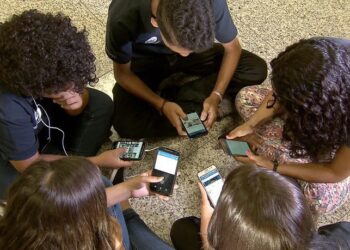 Congresso debate restrição de celulares nas escolas e regulação de vídeo sob demanda
